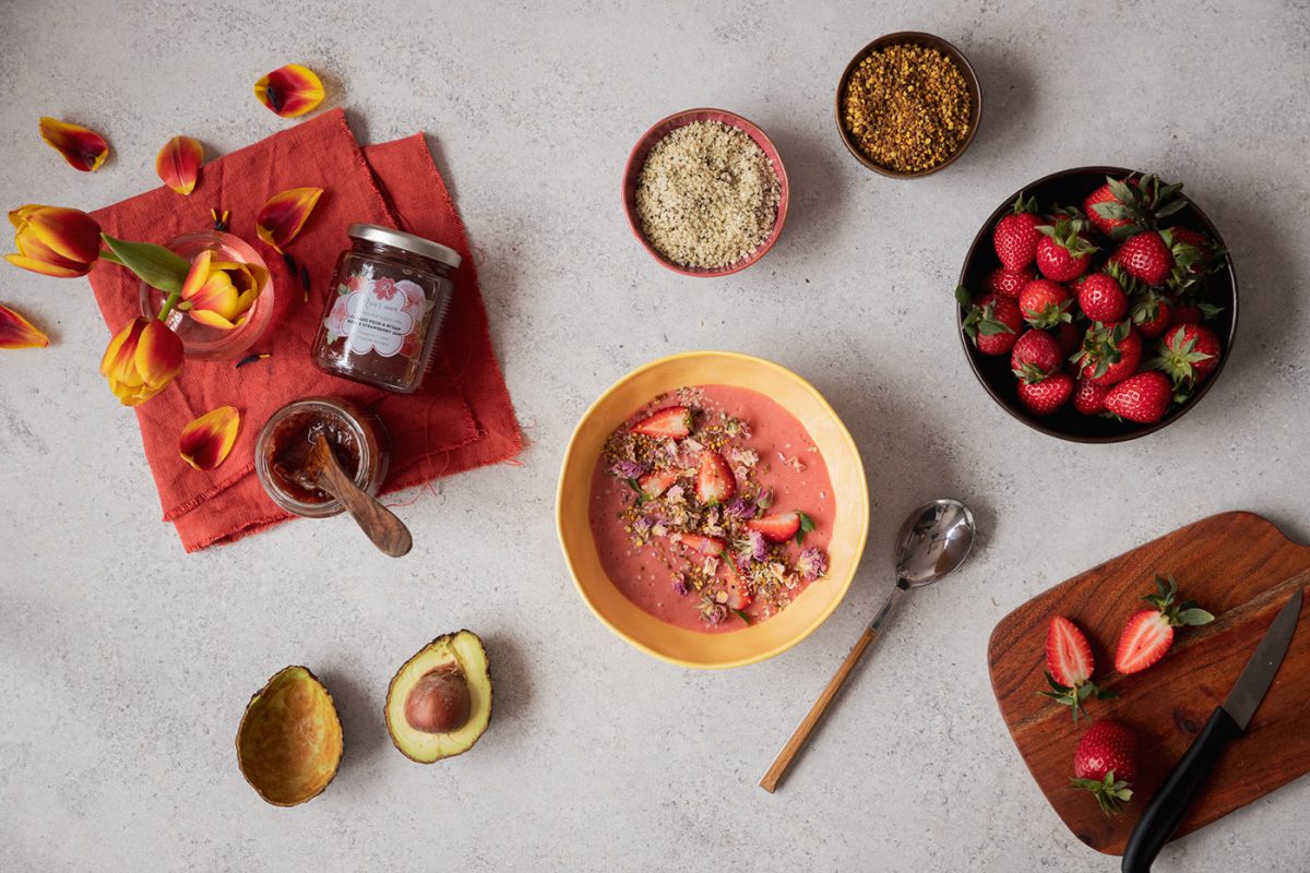 Smoothie bowl with roses