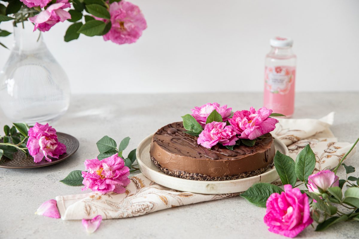 Raw chocolate cake with roses - recipe