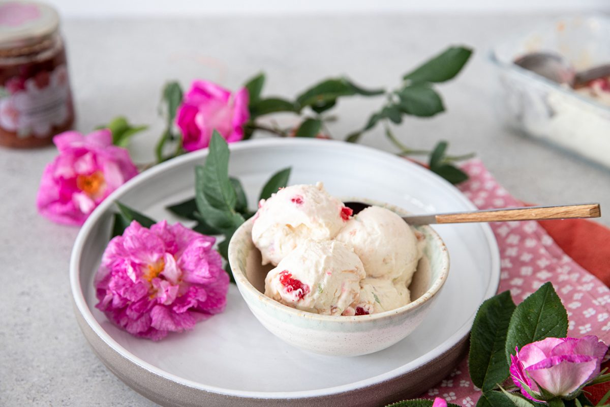 Homemade ice cream with roses and raspberries - recipe