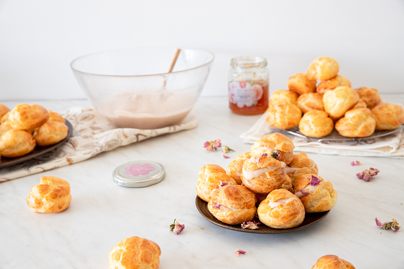 Mini eclairs with rose-flavoured cream - recipe
