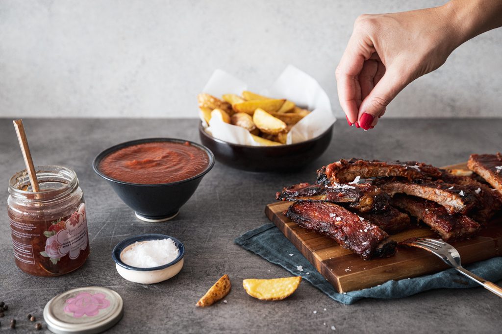 oven baked ribs with tomato rose and strawberry sauce