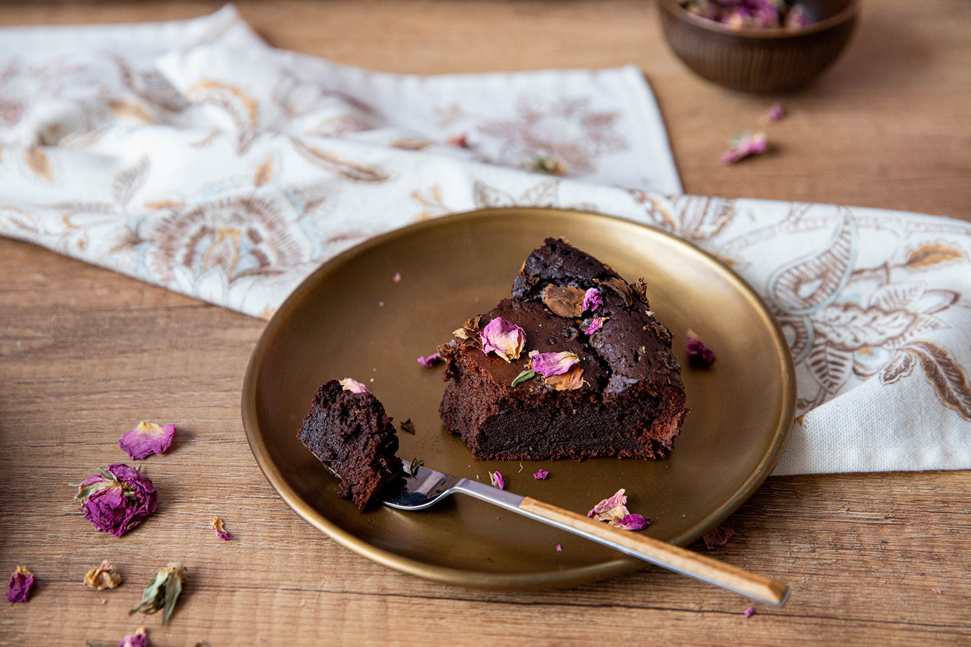 Chocolate cake with roses - gluten and dairy free recipe