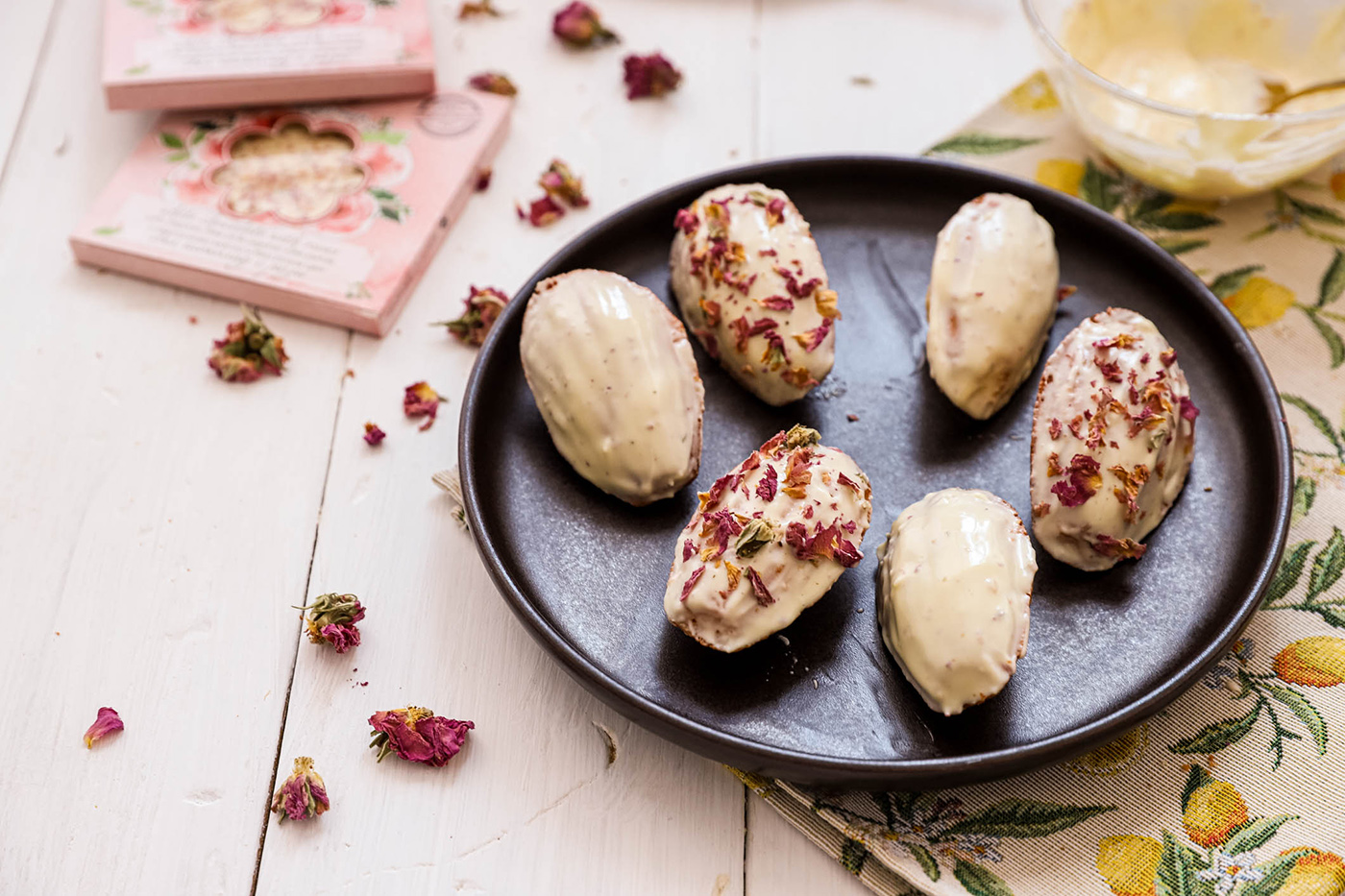 Madeleines with white chocolate and roses