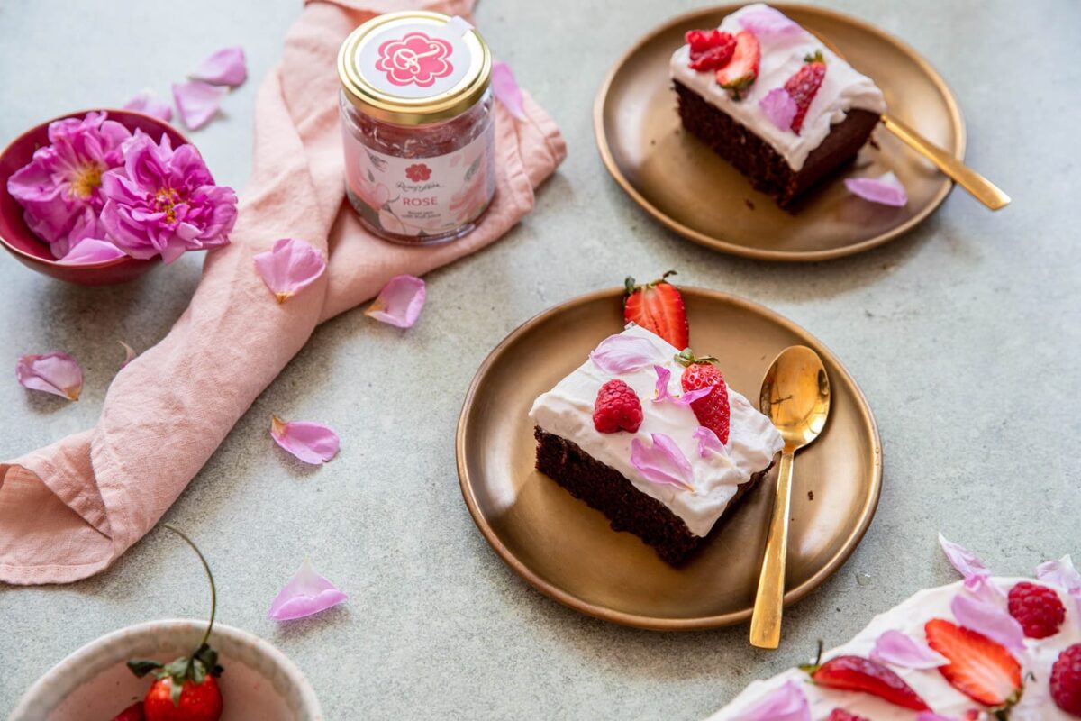 Chocolate cake with rose-flavoured cream - recipe
